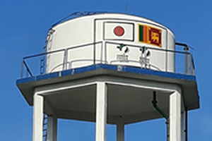 両国の国旗とGCJのロゴで飾られた給水タンク